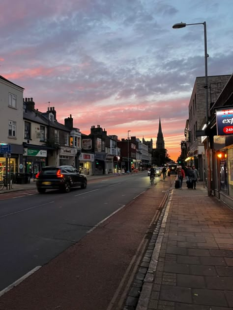 England City Aesthetic, Cambridge City England, Cambridge Uk Aesthetic, Cambridge Wallpaper, Chilton Aesthetic, Sunset Aesthetic City, Cambridge Aesthetic, Aesthetic Pink Sunset, Berlin Syndrome