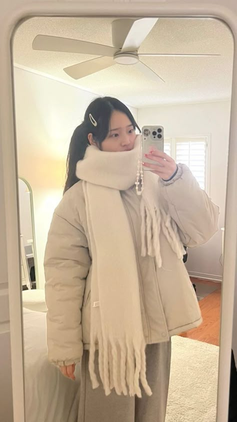 Korean Winter Outfits, Winter Outfits Aesthetic, Cold Outfits, School Looks, Cute Winter Outfits, White Coat, Korean Outfits, Casual Style Outfits, Winter Fashion Outfits