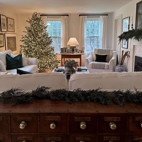 Nancy Meyers Aesthetic Christmas, Cozy Collected Home, Cozy House Christmas, Nancy Myers Christmas Aesthetic, Calm And Cozy Living Room, Nancy Myers Christmas, Nancy Meyer Christmas, Nyc Christmas Apartment, Nancy Meyers Christmas Decor