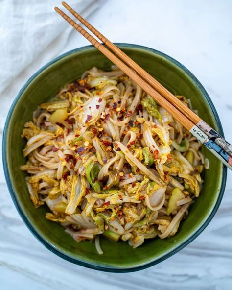 Napa Cabbage Stir Fry - Six Hungry Feet - Recipes Napa Cabbage Stir Fry, Cabbage And Rice, Napa Cabbage Recipes, Thai Drunken Noodles, Cabbage And Noodles, Cabbage Stir Fry, Wheat Noodles, Dried Chillies, Vegan Asian