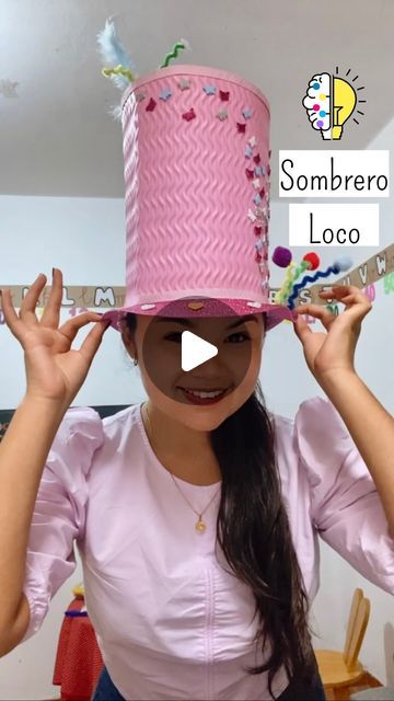 Mente Maestra on Instagram: "Sombrero Loco 🎩🦋💞  Este material es muy útil para las maestras de preescolar 👩🏻‍🏫👶🏻🤩 ya que dentro del Sombrero loco se pueden esconder objetos relacionados a la actividad a desarrollar próximamente.  💡Logra fomentar la curiosidad, motivación y atención de los niños de una manera entretenida 🥳  Les aseguro que a los más pequeños les encantará 💓  MATERIALES: -Plumas  -Silicona  -Chenilles  -Pompones -Cinta Satinada  -Foami llamativos  -Perforadores con forma  . . . #mentemaestra #kids #maestrainfantil #manualidadesfaciles #preescolar #educacioninfantil #motivacion #colores #curiosidades" Crazy Hat Day Ideas For Kids, Trendy Shorts, Trendy Short Hair Styles, Short Hair Styles, Hair Styles