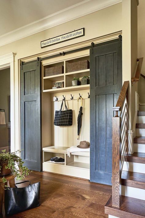 Rustic Entry, Entry Closet, Mudroom Lockers, Pantry Organisation, Organisation Ideas, Mudroom Decor, Mud Room Storage, Mudroom Design, Entrance Interior