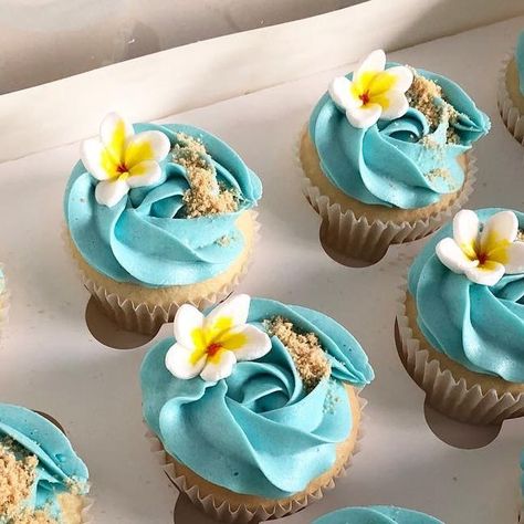 Blossom Bar Cakery - Adelaide on Instagram: "Matching Moana cupcakes 🌺🌴🌊 #moana #moanacupcakes" Moana Birthday Party Cupcakes, Moana Birthday Party Snacks, Moana Themed Desserts, Lilo Cupcakes, Moana Theme Cupcakes, Moana Cookie Cake, Beach Cupcake Cake, Moana Inspired Food, Hawaiian Cupcakes Ideas