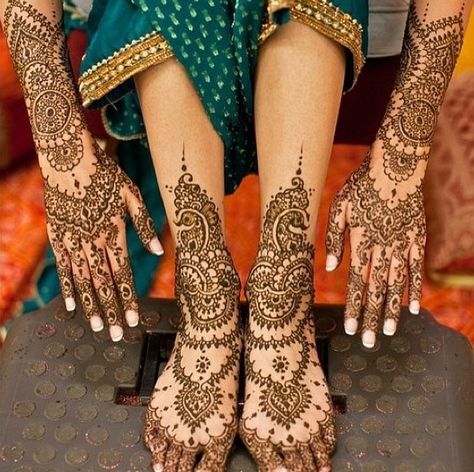 This henna is beautiful... Traditions of an Indian wedding!!!! Henna Beautiful, भारतीय दुल्हन संबंधी, Henne Tattoo, Indian Henna, Tato Henna, Bridal Henna Designs, Tattoo Henna, Wedding Henna, Beautiful Henna Designs