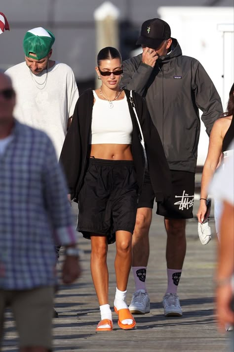 Celebrity Athleisure, Street Style Summer Casual, 2023 Hailey Bieber, Celebs Outfits, Haley Bieber, Hamptons New York, Oversize Outfit, Style Inspiration Spring Summer, Spring Attire