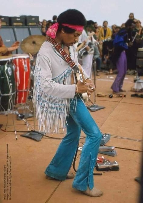 Jimi Hendrix Woodstock, Jimi Hendrix Guitar, Woodstock Music, Woodstock 1969, Jimi Hendrix Experience, Woodstock Festival, Outfits 70s, Stevie Ray, Androgynous Fashion