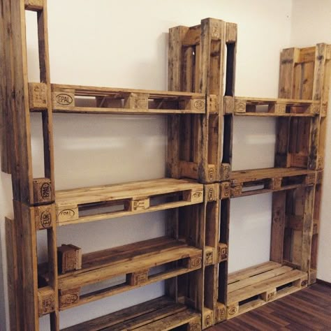 Pallet Wall With Shelves, Bookshelf Made From Pallets, Pallet Projects Garage, Diy Pallet Wall Shelves, Pallet Shelving Ideas, Pallet Office Ideas, Pallet Shop Ideas, Pallet Racking Ideas, Palette Shelves