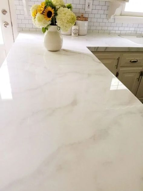 An overview of 9 types of white countertops for your kitchen! This article compares marble, quartz, quartzite, granite, but also concrete, resin epoxy, lava, laminate, and recycled glass countertop. Least Expensive Countertops, Thick Quartz Countertops, Tile Countertops Redo, Kitchen Quartz Countertops, Formica Kitchen Countertops, White Granite Countertops Kitchen, Cortz Counter Tops, Countertop Redo, Happier Camper