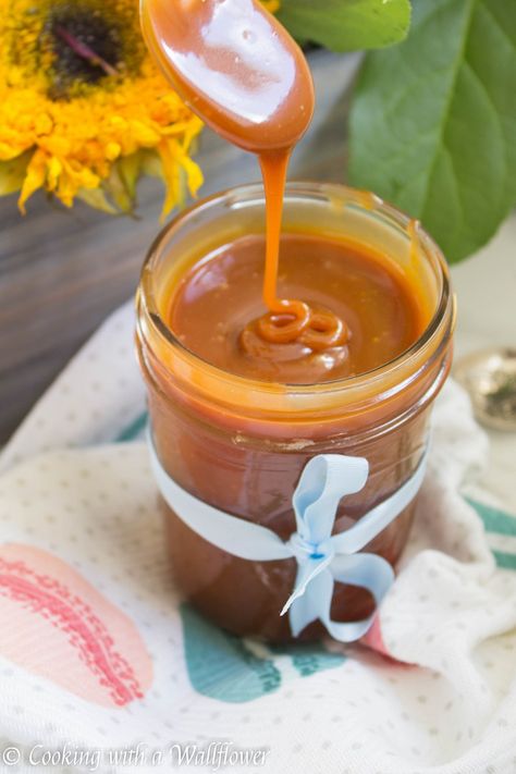 Small Batch Salted Caramel - Cooking with a Wallflower Small Batch Caramel Sauce, Carmel Sauce Recipe, Churros Au Four, Salted Caramel Sauce Recipe, Guinness Chocolate, Ree Drummond Recipes, Salted Caramel Cupcakes, Pecan Pie Easy, Chocolate Chip Blondies