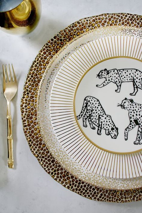 A chic place setting with leopard print and polka dot chargers, plus fun leopard print plates Leopard Table Setting, Thyme And Table Dinnerware Ideas, Art Deco Table Setting, Leopard Plates, Table Settings Tips, Fancy Table, Animal Print Decor, Beautiful Tablescapes, Dining Ware