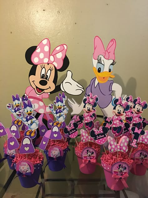 Minnie Bowtique Party Centerpieces, Minnie’s Bowtique Centerpieces, Minnie And Daisy Centerpieces, Mini Mouse And Daisy Duck Birthday Party, Daisy Duck Centerpiece Ideas, Minnie And Daisy Birthday Party Cake, Daisy Duck Centerpieces, Minnie Bowtique Centerpieces, Minnie And Daisy Birthday Party Decor