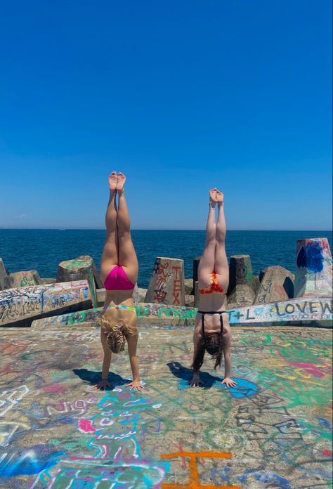 Gymnastics Friends Aesthetic, Aesthetic Gymnastics Pictures, Gymnastics Friends, Beach Gymnastics, Flexibility Dance, Gymnastics Pictures, Summer Ideas, Preppy Summer, Handstand