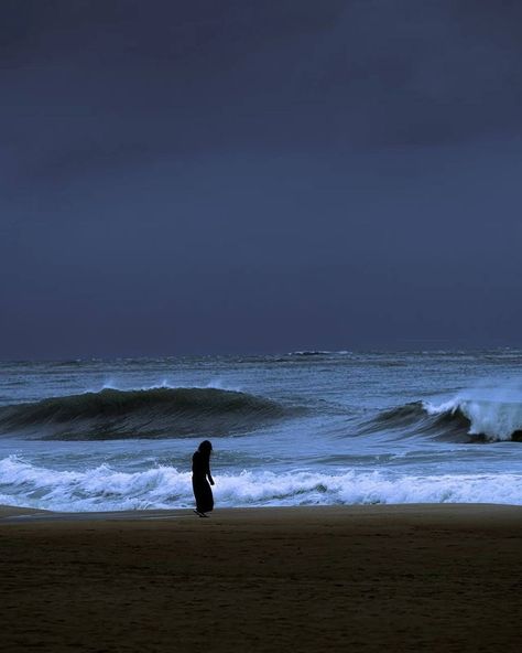 Grunge Pictures, In The Pale Moonlight, Cinematic Photography, Pretty Places, Sky Aesthetic, Photography Inspo, Aesthetic Photo, Aesthetic Photography, Dark Aesthetic