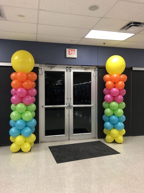 Balloon Pillar Ideas, Balloon Columns Diy How To Make, Colorful Ballons Decoration Birthday, Column Balloons Ideas, Balloon Tower Ideas, Colorful Balloon Columns, Crazy Balloon Columns, Crayon Balloon Column, Balloon Columns Ideas