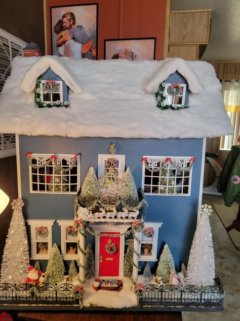 Christmas Dollhouse Exterior, Dollhouse Village, Dollhouse Details, Happy Hobbies, Dollhouse Exterior, Elf 2023, Dollhouse Makeover, Christmas Dollhouse, Gingerbread Decor