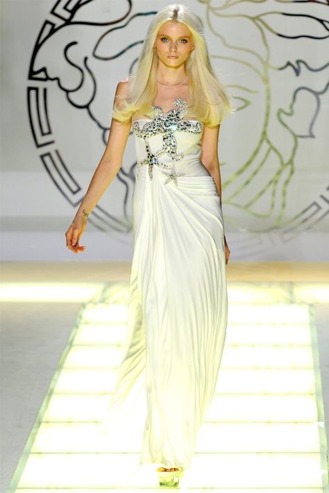 Versace Spring 2012 | Milan Fashion Week Versace Mermaid, Abbey Lee Kershaw, Versace Spring, Atelier Versace, Milano Fashion Week, Vogue Paris, Gold Fashion, Couture Collection, Milan Fashion Week