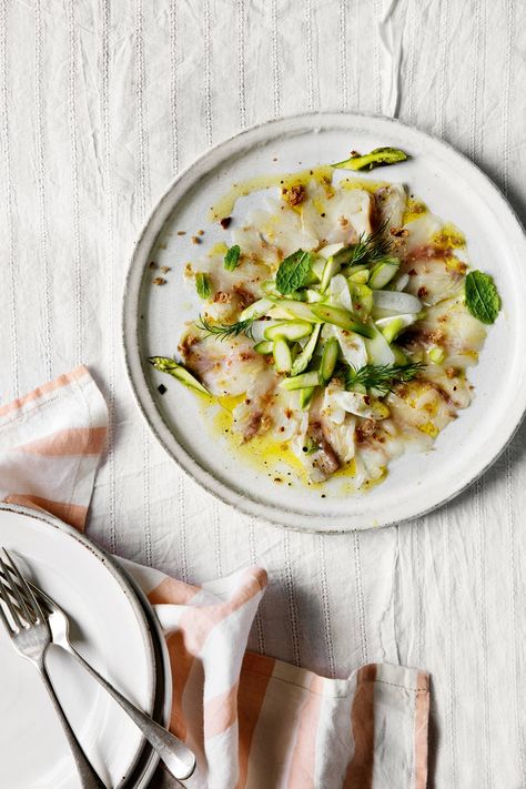 Carpaccio of sea bass with asparagus, lemon verbena and rye bread Raw Fish Recipes, Party Food Dishes, Sashimi Recipe, Carpaccio Recipe, Danish Summer, Summer Dinner Party, Garden Uk, Asparagus Seasoning, Lemon Asparagus