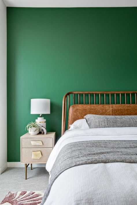 Big Bedroom, Green Bedroom Walls, Green Accent Walls, Mid Century Bedroom, Sala Grande, Decor Ikea, Cute Dorm Rooms, Accent Wall Bedroom, Green Walls