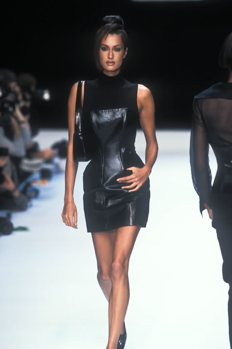 Runway Casual Outfits, Calvin Klein 90s Runway, Runway Models 90s, Ysl Runway 90s, 90s Supermodel Outfits, 90s Runway Fashion Dior, 90s Supermodels Aesthetic, 90s Haute Couture, Supermodel Outfits