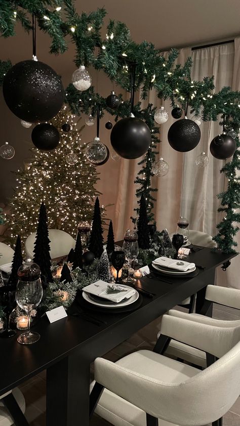 Black And White Xmas Table Settings, Men Christmas Decor Ideas, Black And Emerald Christmas Decor, Grey Christmas Table Decor, Christmas Dining Light Decor, Minimalist Holiday Tablescapes, Green Christmas Tree With Black And White Decor, Black White And Gold Christmas Table Decor, Black Christmas Centerpiece