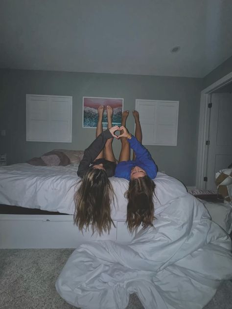 #sleepover #photo #photography #photoshoot #besties #cute #poses #girlpartyideas #party #girly Sleepover Photoshoot, Sleepover Party, Cute Poses, Best Friends Photos, Photo Photography, Photography Poses, Portrait Photography, Photographer, Photography