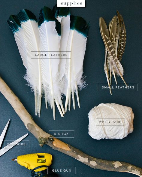 DIY feather wall hanging Feather Decoration Ideas, Feather Display Ideas, Feather Wall Hanging Diy, Diy Feather Wall, Hanging Feather Decor, Diy Feather Decor, Diy Apartment Ideas, Diy Feathers, Diy Western