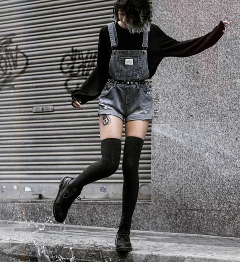 Grunge aesthetic  •pinterest• Lesedi.Mosa✨ Grunge Style Outfits, Soft Grunge Outfits, Look Grunge, Goth Outfit, Aesthetic Grunge Outfit, Hipster Outfits, Grunge Look, Foto Poses, Inspo Outfit