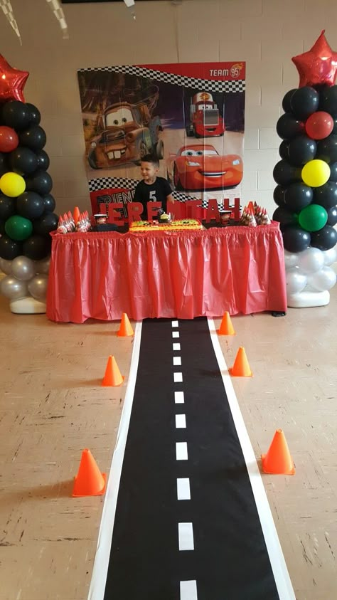 Race Car Theme Balloon Arch, Lighten Mcqueen Birthday Party, Lightning Mcqueen Decorations, برق بنزين, Two Fast Two Furious, Lightning Mcqueen Birthday, Pixar Cars Birthday, Race Car Cakes, Cars Birthday Party