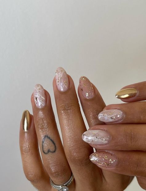 30 Marble Nails That Are Classy & Timeless Cute Marble Nails, White And Gold Nail Art, Nails In White, Marble Nails Diy, Nail Marble, Martini Nails, Isabel May, Black Marble Nails, Grad Nails