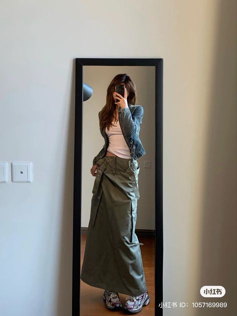 Army Green Outfit Ideas, Long Cargo Skirt, Army Green Outfit, Cargo Skirt Outfit, Ulzzang Outfit, Poses Aesthetic, Winter Skirt Outfit, Aesthetic Outfit Ideas, Green Cargo