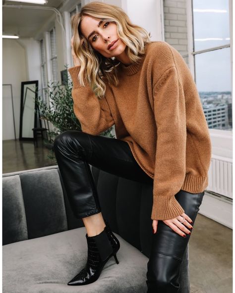 ANINE BING on Instagram: “Leather pants can be casual, mix them with a cozy cashmere sweater for off-duty ease.” Annie Bing, Casual Chique Stijl, Chique Outfit, Leather Pants Outfit, Early Fall Outfits, Fall Trends Outfits, Smart Casual Style, Pullover Outfit, Black Leather Pants