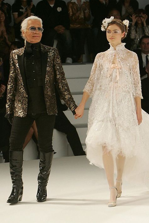 2006 Lagerfeld took his Spring/Summer Couture show to Hong Kong in 2006, where he debuted a full collection of lacy frocks. Karl Lagerfeld Designs, Slinky Black Dress, Karl Lagerfeld Fashion, Three Wishes, Chanel Runway, Chanel Haute Couture, Latest Fashion Design, Cocktail Attire, Milan Fashion Weeks