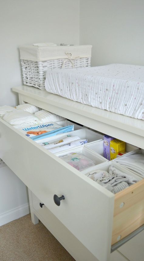 Newborn Drawer Organization, Newborn Dresser Organization, Baby Bedroom Ideas Newborn, Newborn Nursery Ideas, Baby Storage Ideas, Nursery Drawer Organization, Baby Dresser Organization, Nursery Organisation, Nursery Dresser Organization