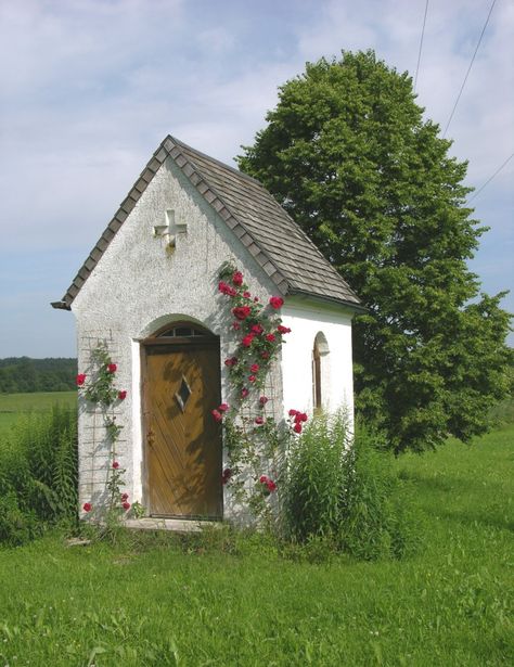 Backyard Chapel, Mini Chapel, Small Chapels, Home Chapel, Inside A House, Old Country Churches, Rustic Kitchen Design, Italian Garden, Country Church