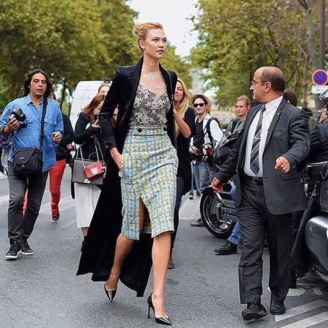 Tall Actors, Karlie Kloss Style, Tall Girl Fashion, Girls High Heels, Paris Mode, Paris Fashion Week Street Style, La Fashion Week, Karlie Kloss, Pencil Skirt Black