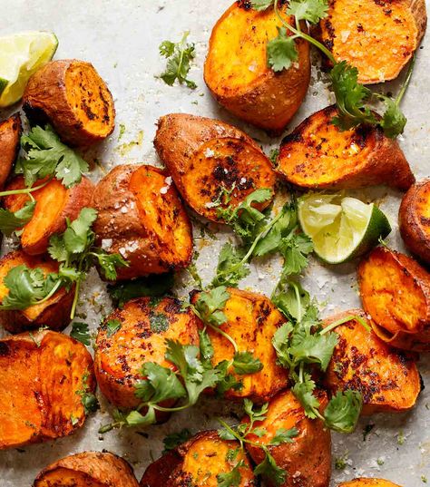 “Sweet potatoes with firecracker flavor” is what we’re hearing about these lovely, albeit unexpected, roasted sweet potatoes. And just 10 minutes of barely any effort. Who loves you?! #sidedishrecipes #sweetpotatoes #sriracha #lime #easyrecipes Side Dishes For Fish, Traditional Thanksgiving Dinner, Sweet Potato Recipes Healthy, Thanksgiving Vegetables, Lime Recipes, Stuffed Sweet Potato Healthy, Winter Recipes, 500 Calories, Sweet Potato Recipes