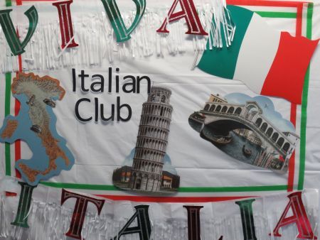 Italian Italian Party Ideas, Club Bulletin Board, Italian Activities, Italian Themed Party, Decoration For Classroom, Multicultural Night, Italy Project, How To Speak Italian, Italian Themed Parties