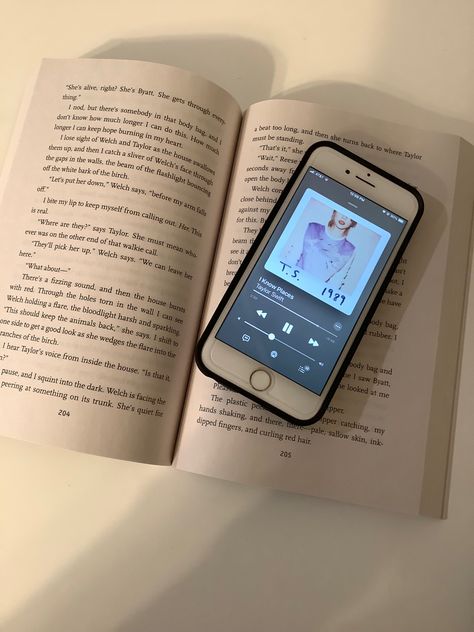 Reading Taylor Swift, Books And Taylor Swift Aesthetic, Taylor Swift Reading A Book, Taylor Swift And Books Aesthetic, Taylor Swift And Books, Taylor Swift Reading, Swiftie Core, Booktok Aesthetic, Taylor Aesthetic