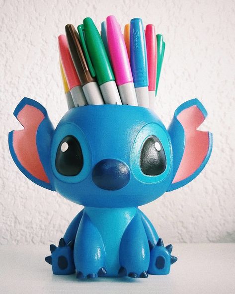 LILO & STITCH ; STITCH pencils holder Disney      Cute Sitting            Scalate to your preference            Scale to your preference Stitch Bedroom Ideas, Stitch Clay, Diy Crafts Pencil Case, Pencils Holder, Stitch Merchandise, Stitch Things, Lilo And Stitch Merchandise, Clay Pen, Disney Room Decor