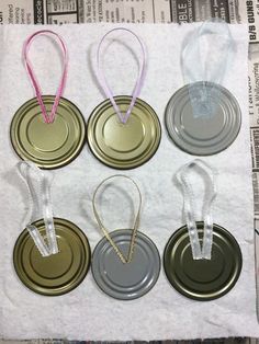 tin can lid ornaments, Glue on ribbon yarn hanger Can Lid Ornaments, Lid Ornaments, Jar Lid Crafts, Tin Can Art, Aluminum Can Crafts, Easy Christmas Ornaments, Weekend Crafts, Canning Lids, Tin Can Crafts