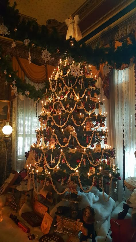 Vintage Christmas Flocked Tree, Christmas Tree Victorian, Victorian Holiday Decor, Grandma Christmas Aesthetic, Historic Christmas Decorations, Vintage Traditional Christmas Decor, Christmas Tree Ideas Classic, Cristmass Aesthetic Decor, Victorian Christmas Trees