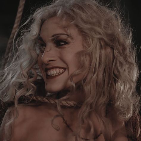 Hocus Pocus Profile Pic, Sarah Sanderson Pfp, Hocas Pocas Aesthetic, Sarah Sanderson Fanart, Samantha Character, Sanderson Sisters Aesthetic, Sarah Jessica Parker Hocus Pocus, Sarah Character, Sarah Sanderson Aesthetic