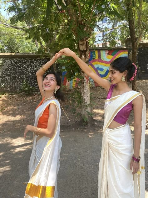 Colors For Brown Skin Clothes, Farewell Poses With Bestie, Saree Poses With Sister, Group Saree Poses, Farewell Poses With Friends, Indian Best Friends Pics, Onam Pics, Poses For 4 Friends, Saree Poses With Friends