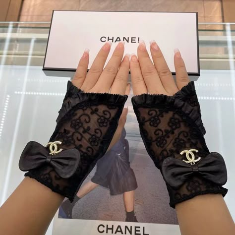 Embroidery Gloves, Chanel Gloves, Estilo Blair Waldorf, Chanel Girl, Chanel Aesthetic, Classic Flower, Mode Chanel, Lace Gloves, Letter Embroidery