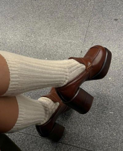 Outfits With Brown Heels, Brown Heels Aesthetic, Vintage Dark Academia Outfit, Cute Shoes Aesthetic, Brown Heels Outfit, Brown Aesthetic Vintage, Brown Clothes, Shoe Aesthetic, Look 80s