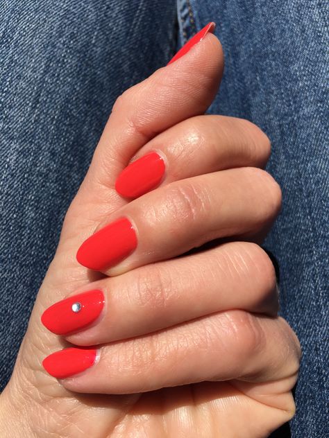 Coral Red Nails Summer, Coral Red Nails, Nails Coral, Red Nail Art, Essie Gel Couture, Coral Nails, Gel Couture, Essie Gel, Hair Due