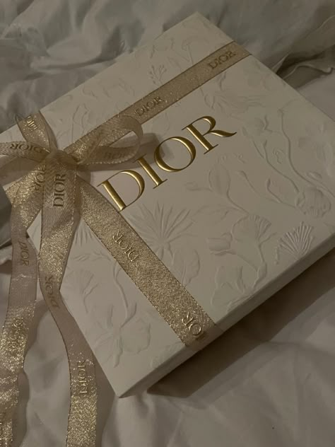 Elegant Esthetics, Luxury Box Design, Dior Gift, Luxury Brand Packaging, Jewelry Packaging Design, Jewelry Box Design, Packaging Ideas Business, Glamour Photo, Box Packaging Design