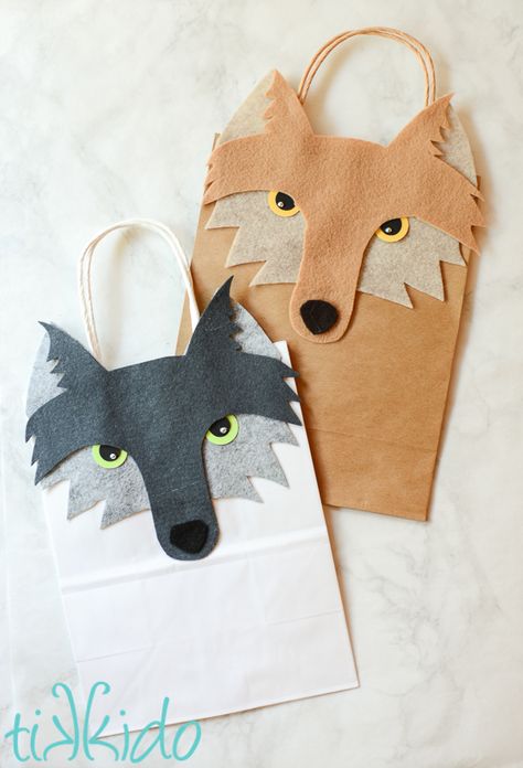 wolf gift bag Diy Dog Backpack, Diy Birthday Party Favors, Wolf Birthday, Wolf Cake, Craft Paper Wrapping, Wolf Craft, 4de Verjaardag, Diy Paper Bag, 8 Birthday