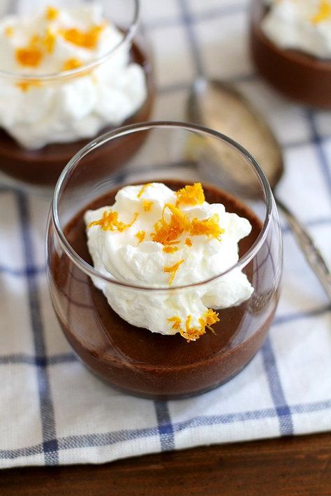 dark chocolate orange mousse with sea salt Chocolate Orange Desserts, Chocolate Orange Mousse, Dark Chocolate Desserts, Orange Mousse, Orange Dessert, Dark Chocolate Orange, Dark Chocolate Mousse, Nice Recipes, Hot Apple Cider