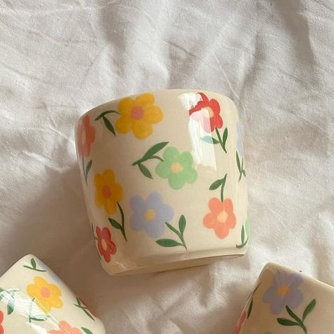 Draw On Mug, Cup Diy Ideas, Ceramic Painting Flowers, Paint Mug Ideas, Drawing On Cups, Pottery Cup Painting Ideas, Paint Your Own Pottery Ideas Mug, Pottery Painting Flowers, Painted Pottery Ideas